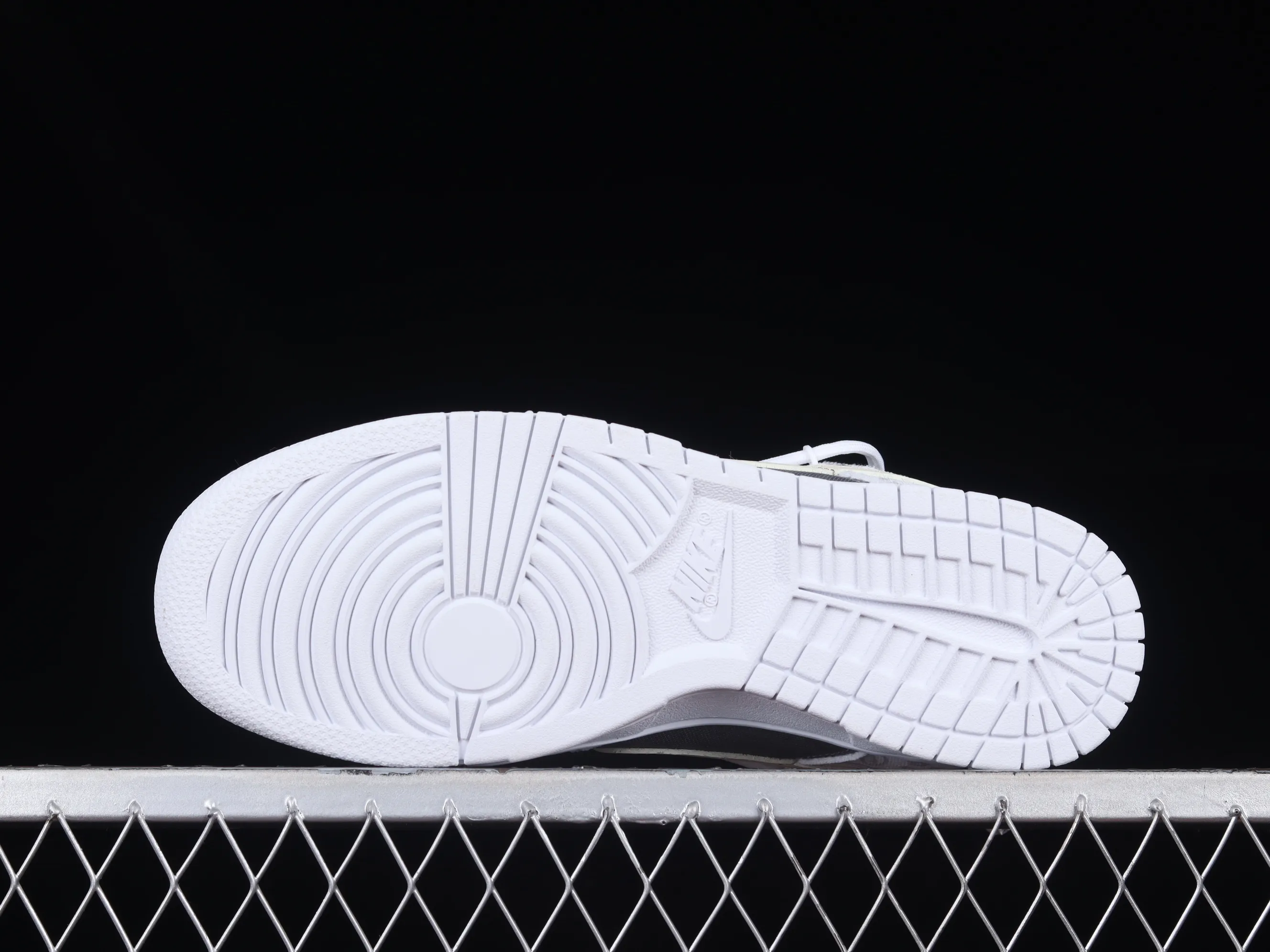 All categories Nk SB Dunk series Nk SB Dunk Low low-top sneakers Nk Dunk Low ESS reverse cashew flower micro industry customized version of deconstructed strap casual sneakers DJ9955-100